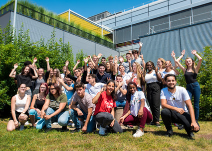 Foto di gruppo degli apprendisti alla Migros Neuchâtel-Friburgo Foto di gruppo degli apprendisti alla Migros Neuchâtel-Friburgo